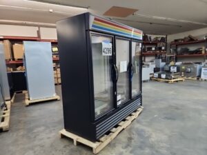 4296 True 3-door merchandiser refrigerator GDM72BK (10)