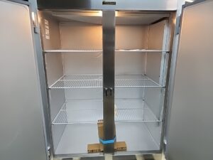 4416 Traulsen 2-door freezer G22010 (4)