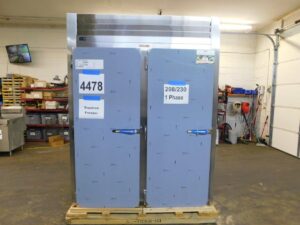 4478 Traulsen roll in freezer AF232H-40 (2)