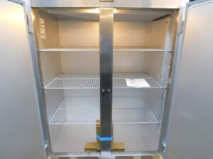 4471 Traulsen G22010 2- door freezer (6)