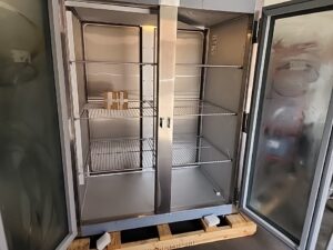 4698 Traulsen AHT232NPUT-FHG pass thru refrigerator with glass doors (5)