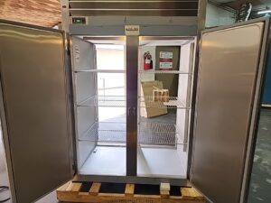 4698 Traulsen AHT232NPUT-FHG pass thru refrigerator with glass doors (6)