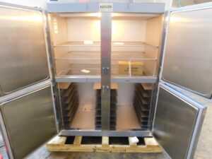 4723 Traulsen AHT232N 4-door refrigerator with slides (4)