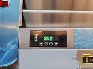 4708 Traulsen AHT132WUT-HHG glass door refrigerator (3)