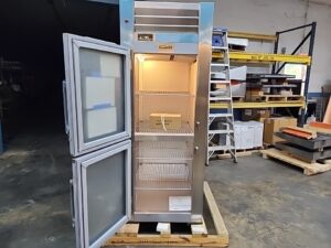 4708 Traulsen AHT132WUT-HHG glass door refrigerator (4)
