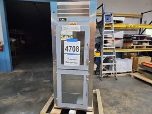4708 Traulsen AHT132WUT-HHG glass door refrigerator (8)