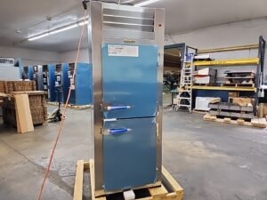 4716 Traulsen RH132WP refrigerator (4)