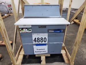4880 Traulsen UPT328-L prep station refrigerator (2)