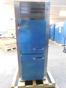 5064 Traulsen RH132WPUT-HHG Refrigerator (3)