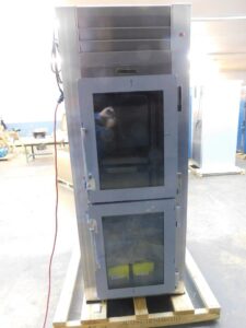 5058 Traulsen RHT132WPUT-HHG refrigerator (7)