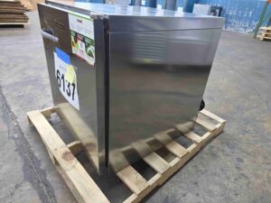 6137 Traulsen undercounter UHT27-R refrigerator (5)