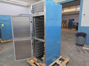 5870 Traulsen RHT132NPUT-HHS pass thru refrigerator (4)
