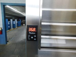 5873 Traulsen AHT132NPUT-FHS Cooler (3)