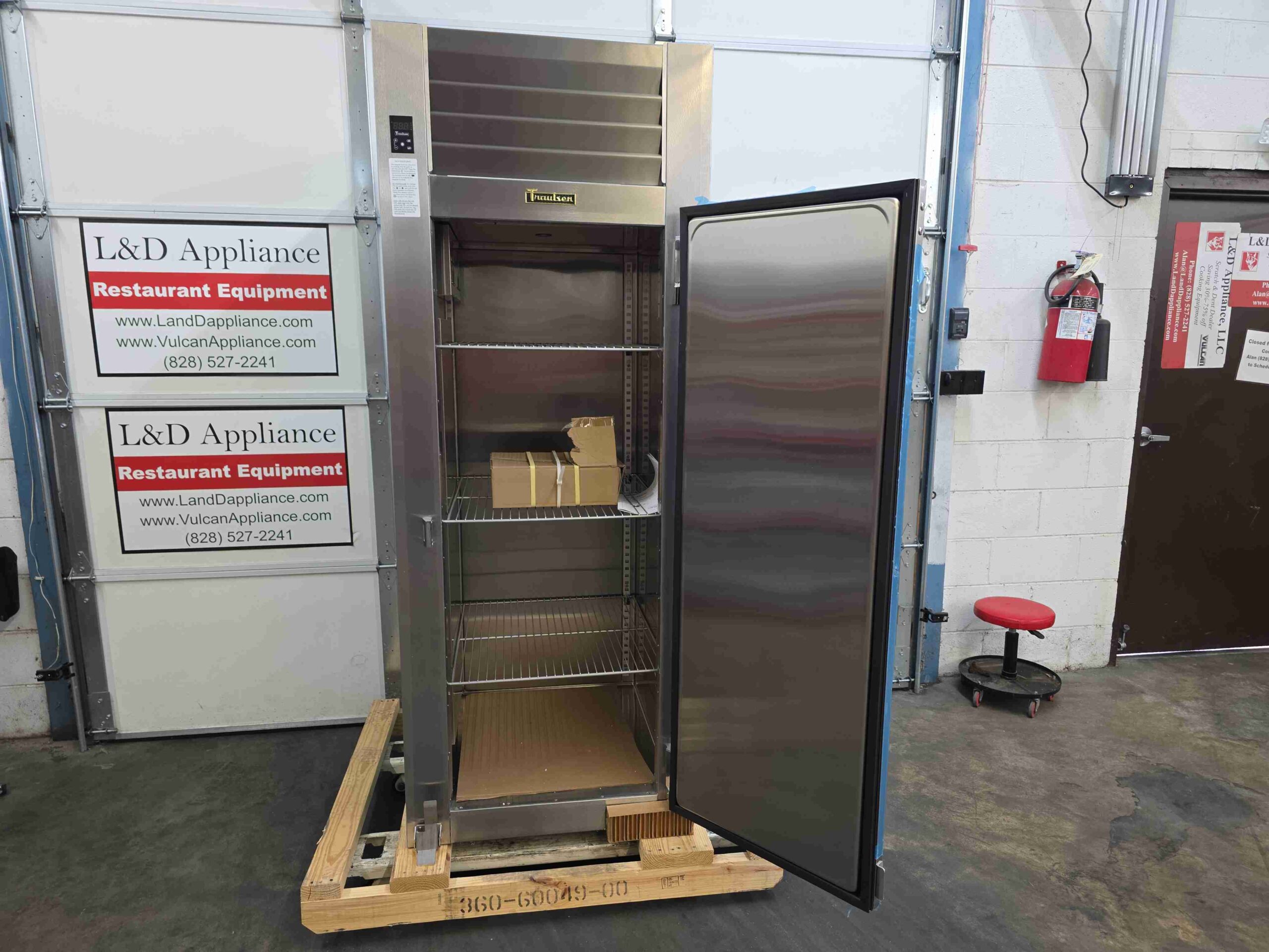 6479 Traulsen RW132W heated cabinet (15)