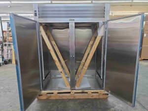 6484 Traulsen RRI232LPUT-FHS 2-door rool through refrigerator (14)