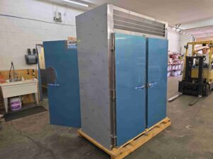 6484 Traulsen RRI232LPUT-FHS 2-door rool through refrigerator (16)