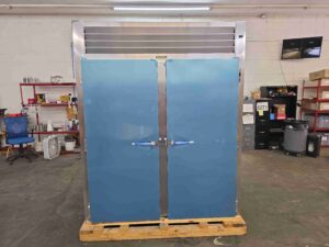 6484 Traulsen RRI232LPUT-FHS 2-door rool through refrigerator (17)