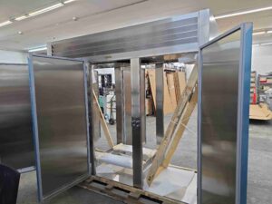 6485 Traulsen RRI332LUT-FHS roll through refrigerator 3-door (1)
