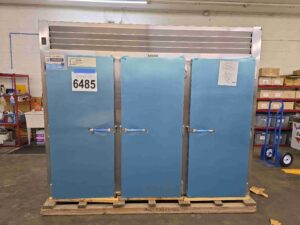 6485 Traulsen RRI332LUT-FHS roll through refrigerator 3-door (2)
