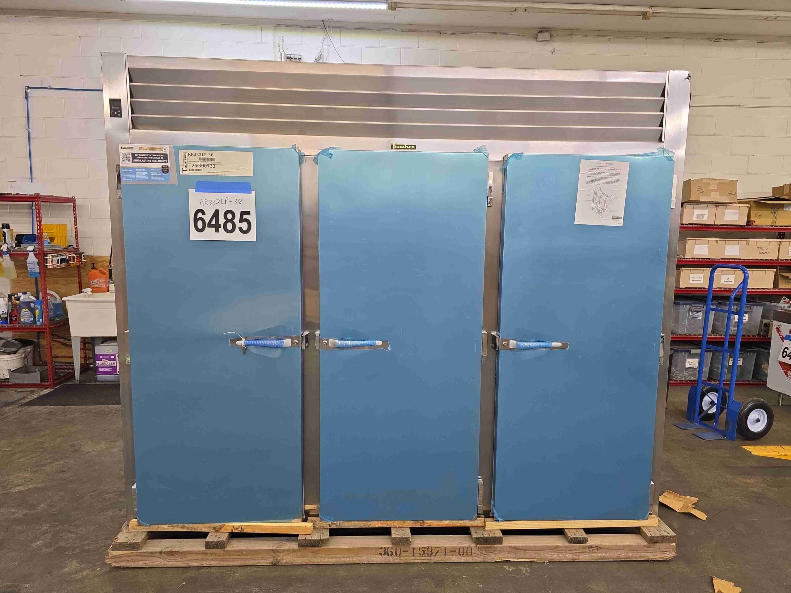 6485 Traulsen RRI332LUT-FHS roll through refrigerator 3-door (2)