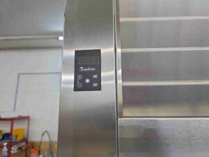 6485 Traulsen RRI332LUT-FHS roll through refrigerator 3-door (4)