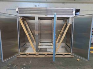6485 Traulsen RRI332LUT-FHS roll through refrigerator 3-door (5)