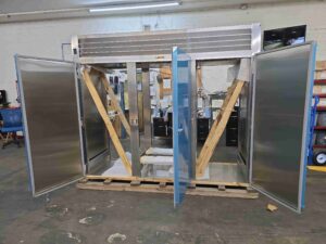 6485 Traulsen RRI332LUT-FHS roll through refrigerator 3-door (6)
