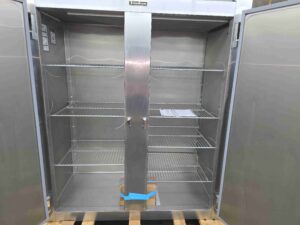 6603 - RLT226WUT-FHS Traulsen 2 Door Freezer (5)