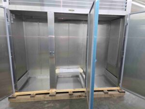 6592 Traulsen ARI332LUT-FHS 3-door keg roll in cooler (4)