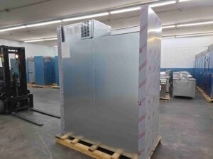 6595 Traulsen ARI232LUT-FHS roll in keg refrigerator (1)