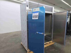 6595 Traulsen ARI232LUT-FHS roll in keg refrigerator (7)