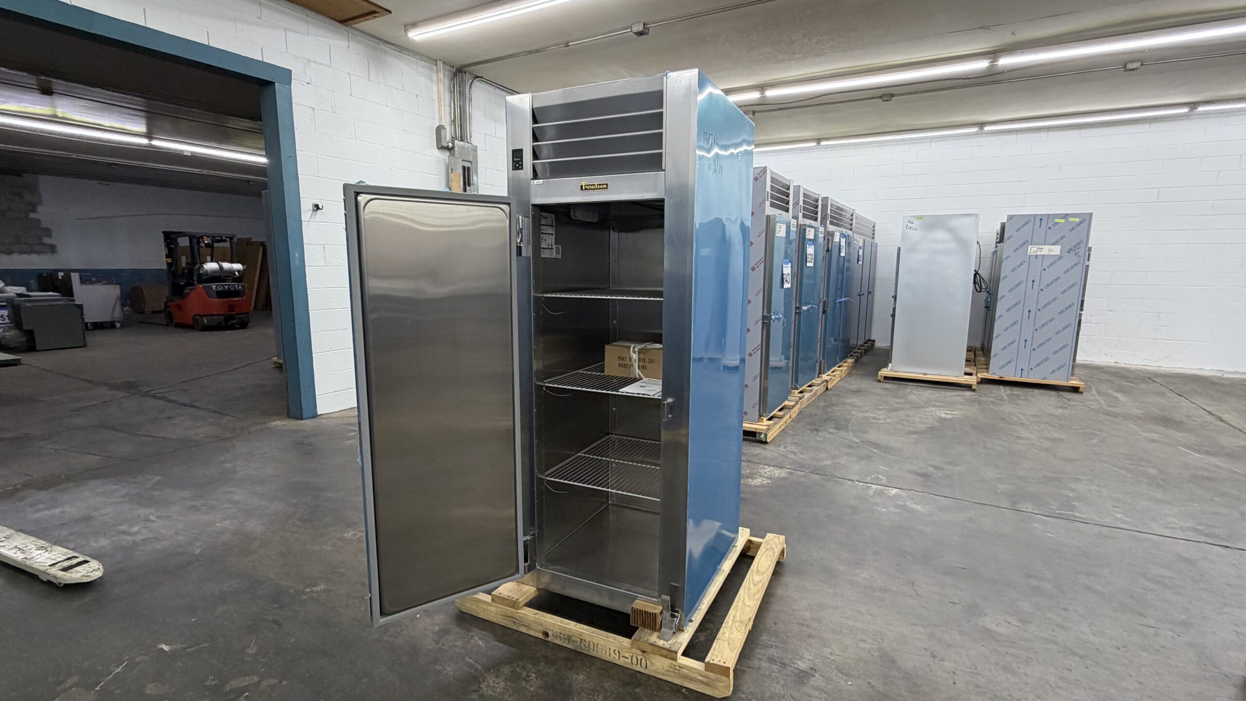 6640 Traulsen Freezer RLT132WUT FHS 4 scaled 6640 Traulsen Freezer RLT132WUT-FHS 6640 - Traulsen Freezer RLT132WUT-FHS (4)