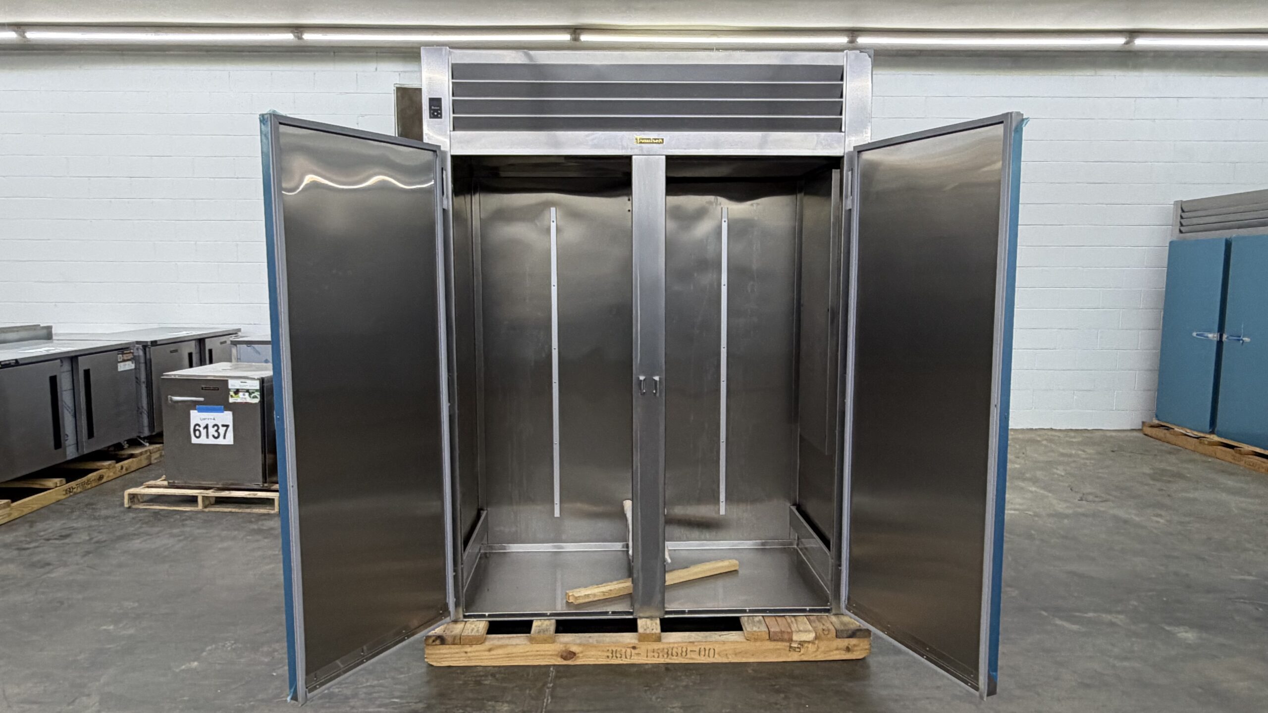 6642 Traulsen RIF232HUT-FHS roll in freezer (6)