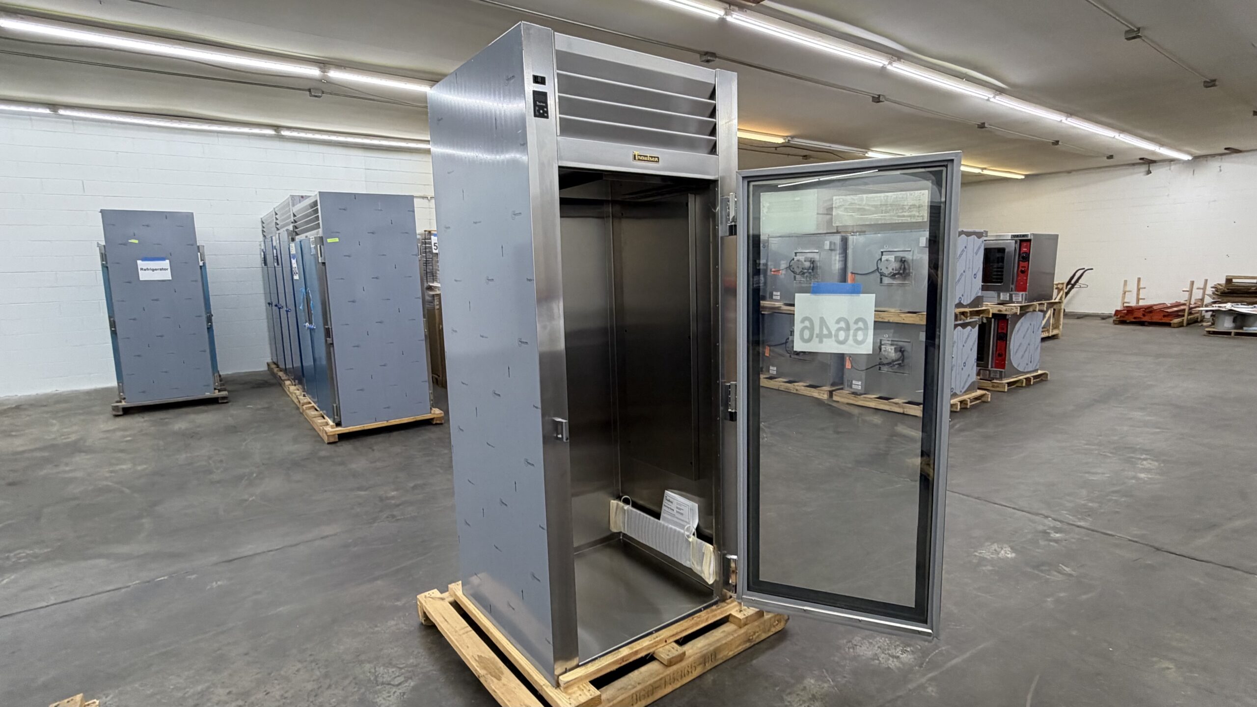 6646 Traulsen RRI132LUT FHG roll in keg refrigerator 3 scaled 6646 Traulsen RRI132LUT-FHG Keg Refrigerator 6646 Traulsen RRI132LUT-FHG roll in keg refrigerator (3)