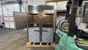 6648 Traulsen RDT232WUT HHS Refrigerator Freezer 4 6648 Traulsen RDT232WUT-HHS Refrigerator Freezer 6648 Traulsen RDT232WUT-HHS Refrigerator Freezer (4)