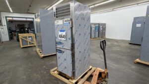 6649 Traulsen RHT132WPUT HHG refrigerator 2 6649 Traulsen RHT132WPUT-HHG Refrigerator 6649 - Traulsen RHT132WPUT-HHG refrigerator (2)