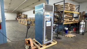 6742 Traulsen RHT132NPUT FHG cooler 4 6742 Traulsen RHT132NPUT-FHG Refrigerator 6742 Traulsen RHT132NPUT-FHG cooler (4)