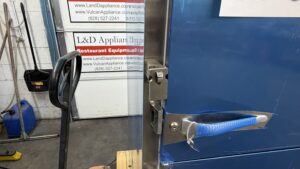 6753 Traulsen RHT232NUT HHS split door cooler 4 6753 Traulsen RHT232NUT-HHS Refrigerator 6753 Traulsen RHT232NUT-HHS split door cooler (4)