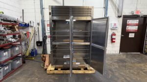 6753 Traulsen RHT232NUT HHS split door cooler 7 6753 Traulsen RHT232NUT-HHS Refrigerator 6753 Traulsen RHT232NUT-HHS split door cooler (7)