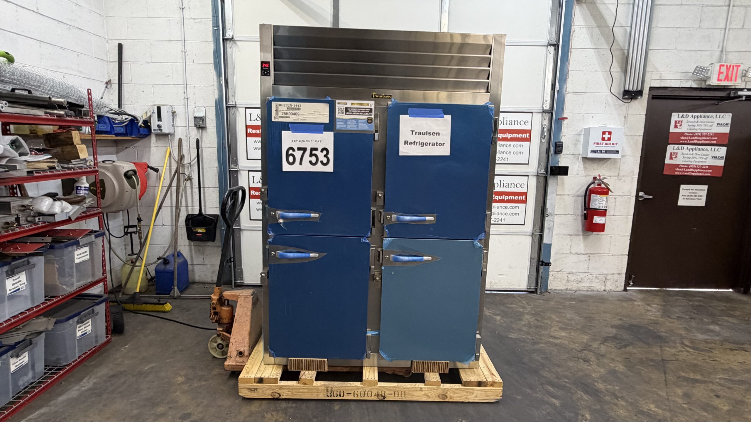 6753 Traulsen RHT232NUT HHS split door cooler 8 scaled 6753 Traulsen RHT232NUT-HHS Refrigerator 6753 Traulsen RHT232NUT-HHS split door cooler (8)