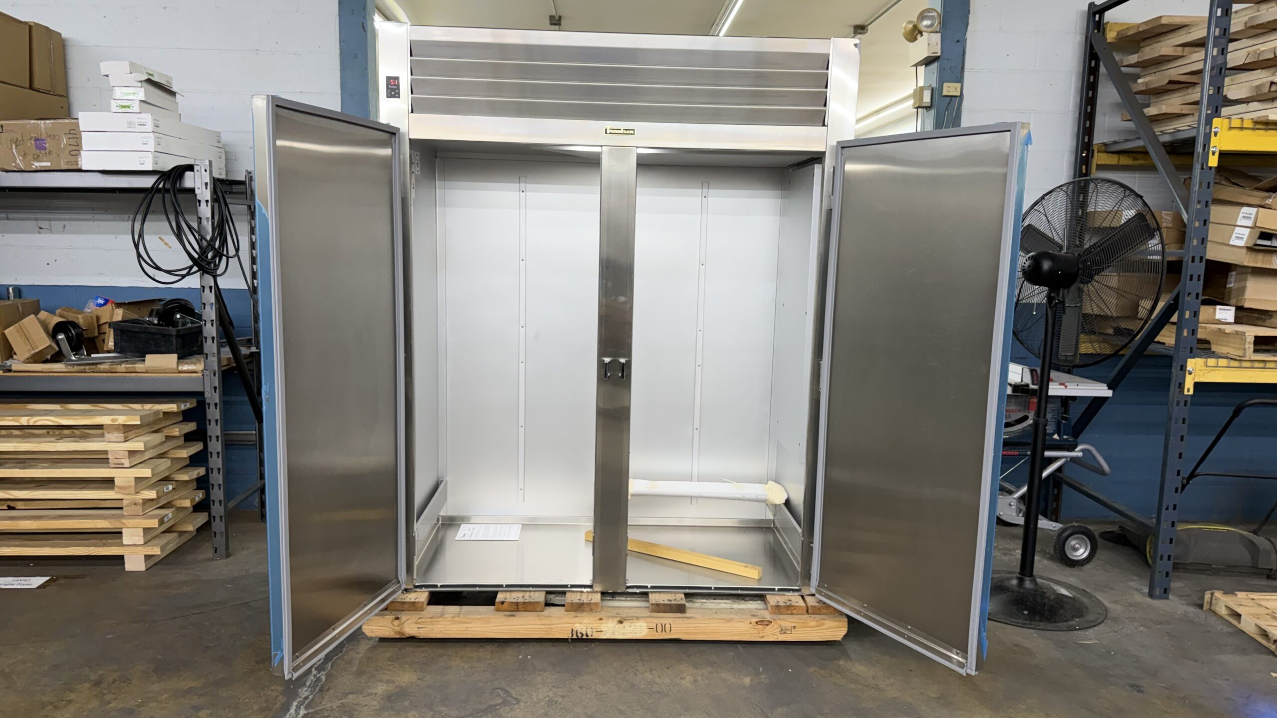 6757 Traulsen ARI232LUT-FHS keg cooler (2)