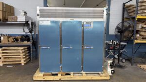6760 Traulsen G31012 3-door freezer (2)