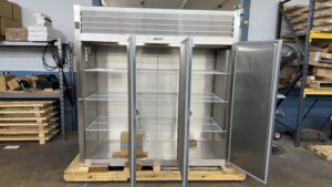 6760 Traulsen G31012 3-door freezer (3)