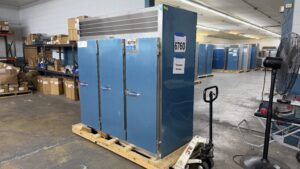 6760 Traulsen G31012 3-door freezer (5)