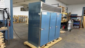 6760 Traulsen G31012 3-door freezer (6)