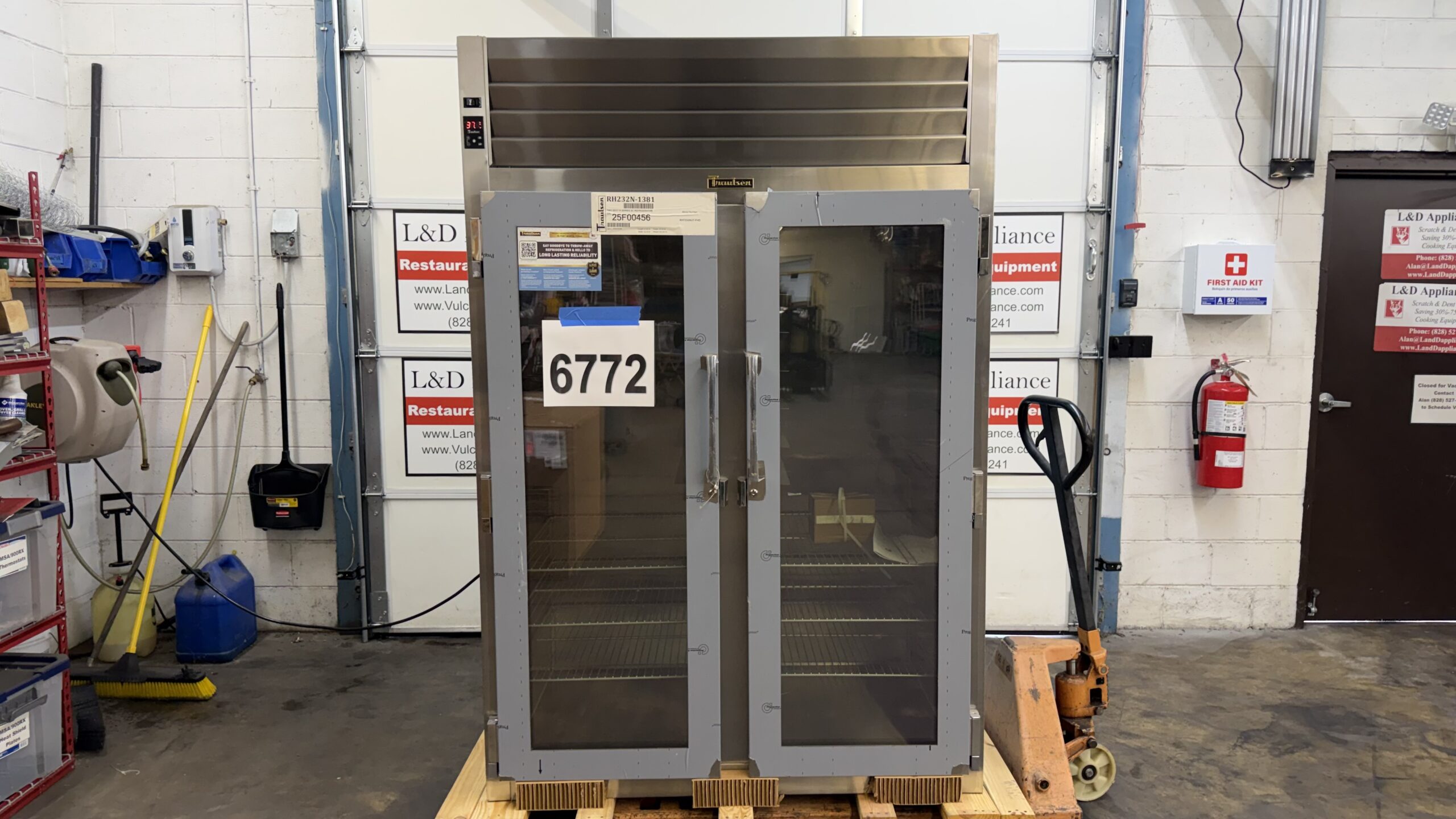 6772 Traulsen RHT232NUT FHG refrigerator 2 scaled 6772 Traulsen RHT232NUT-FHG Refrigerator 6772 Traulsen RHT232NUT-FHG refrigerator (2)